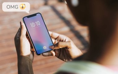Bir parkta telefonunu kullanan sportif kadın