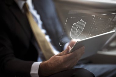 İş adamı tabletine giriş yapıyor
