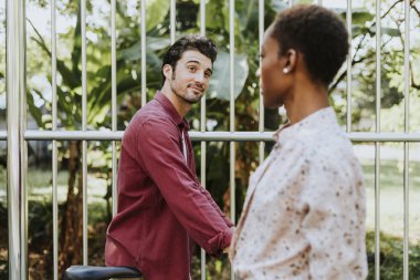 Yanından geçerken siyah bir kadına bakan adam