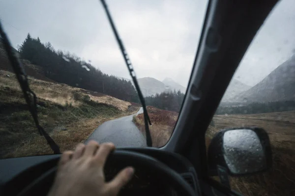 Homme Conduisant Une Voiture Dans Les Highlands Écosse — Photo