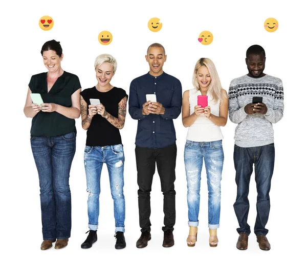 Diverse Groep Mensen Die Mobiele Telefoons Gebruiken — Stockfoto