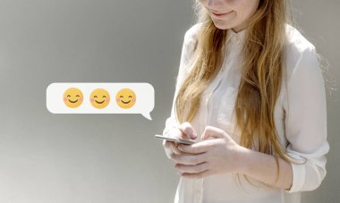 Neşeli kız onun telefonda mesajlaşma