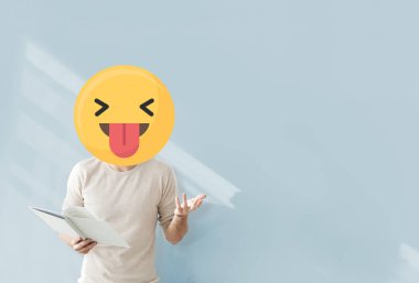 Bir öğretmen komik yüz emoji portre