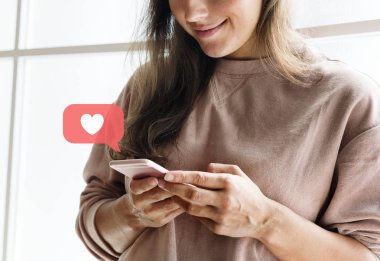Mutlu kadın onun smartphone kullanarak