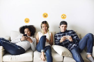 Akıllı telefonlarına bağımlı gençler
