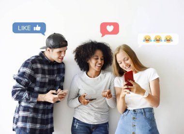 Neşeli çeşitli arkadaşlar cep telefonlarını çalmaktan zevk alıyorlar.