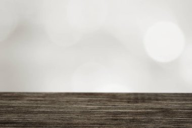 Gri bokeh desen arka plan ile ahşap tahta