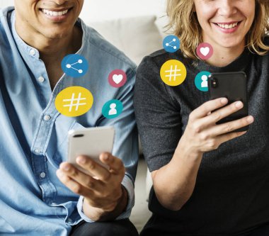 Akıllı telefonları kullanarak neşeli çift