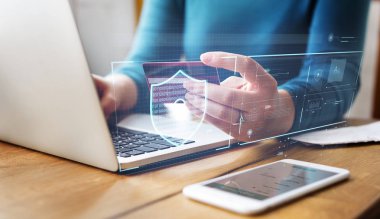 Online satın almak için kredi kartı bilgilerini dolduran kadın
