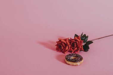 Bir gül yanında lezzetli sırlı çörek