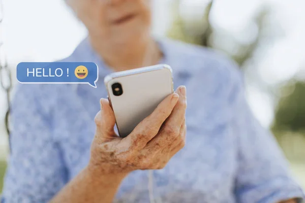 Seniorin Mit Smartphone — Stockfoto