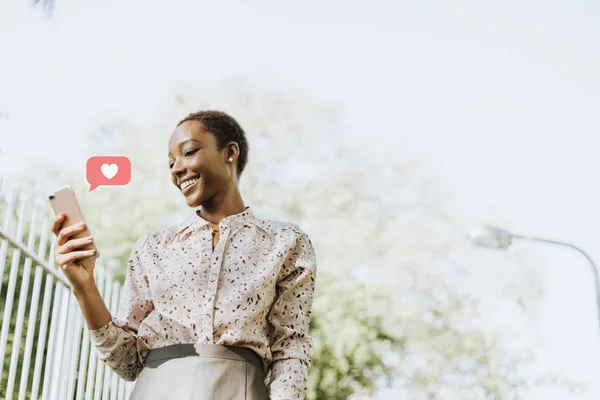 Alegre Mujer Negra Mensajes Texto Parque — Foto de Stock