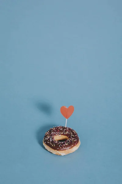 Sabroso Donut Acristalado Decorado Con Corazón — Foto de Stock