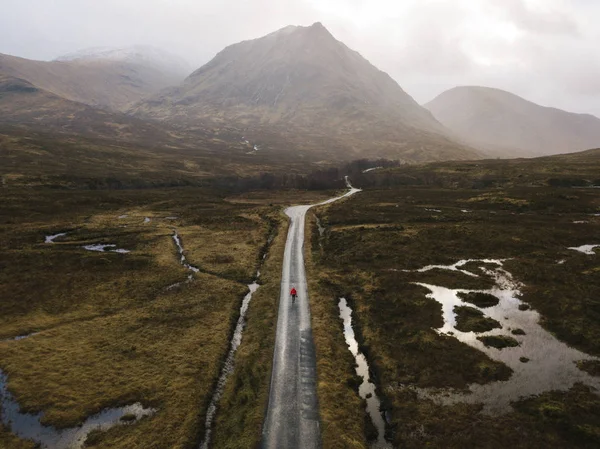 Donna Che Cammina Una Strada Glen Etive Scozia — Foto Stock