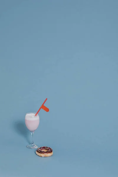 Smakelijke Geglazuurde Donut Met Een Fancy Drankje — Stockfoto