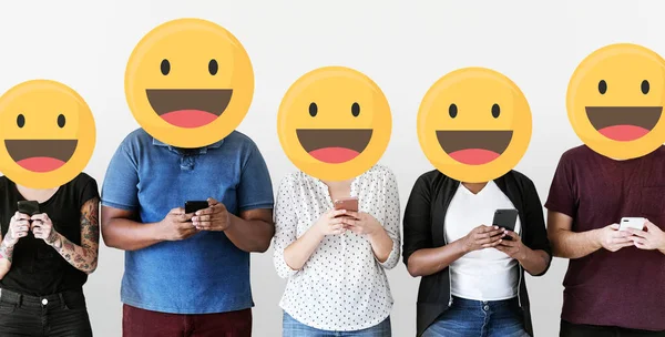 Diversas Personas Con Emoticonos Positivos Usando Teléfonos Móviles — Foto de Stock