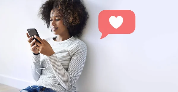 Mujer Negra Usando Smartphone — Foto de Stock