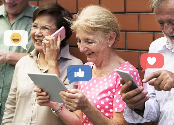Diversos Ancianos Que Utilizan Dispositivos Digitales — Foto de Stock