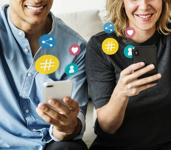 Fröhliches Paar Mit Dem Smartphone — Stockfoto