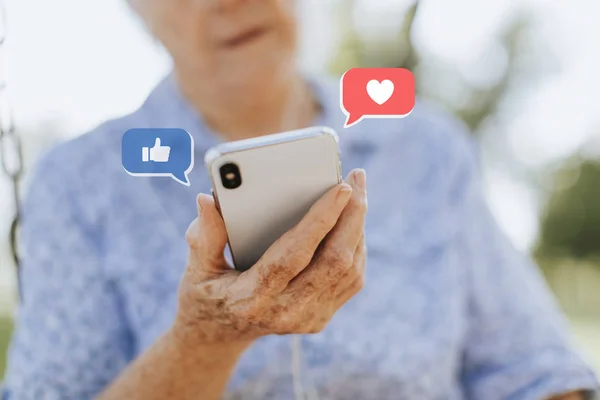 Mujer Mayor Usando Teléfono Inteligente —  Fotos de Stock