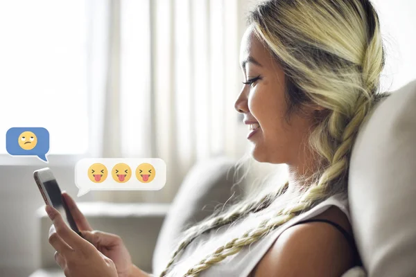 Mulher Feliz Mensagens Texto Seu Telefone — Fotografia de Stock