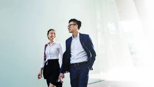 Gente Negocios Asiáticos Una Discusión Mientras Camina — Foto de Stock