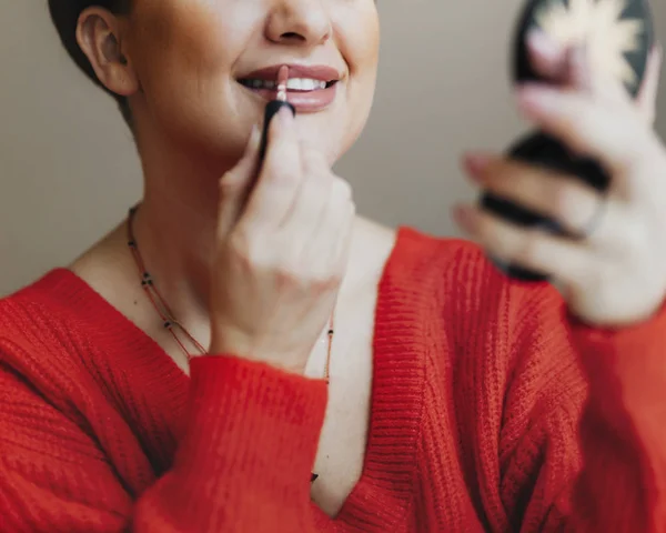 Mulher Glamming Para Uma Noite Fora — Fotografia de Stock