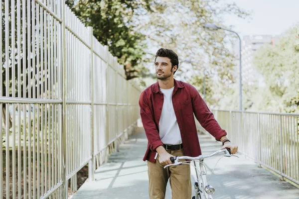 Homem Caucasiano Empurrando Sua Bicicleta Parque — Fotografia de Stock
