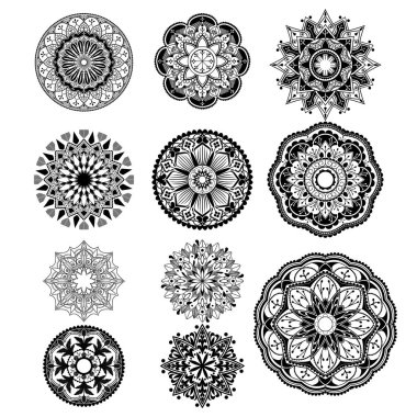 Beyaz arkaplanda siyah mandalas desenleri