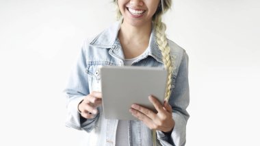 Bir tablet ile Sarışın asyalı kız