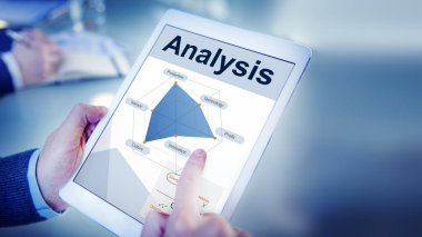 Ekranda şirket analizine sahip dijital tablet