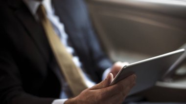 işadamı dijital tablet kullanma