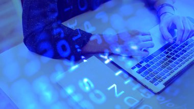 Programcı dizüstü bilgisayar üzerinde çalışıyor