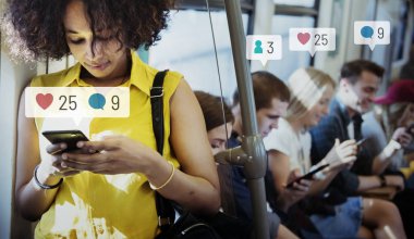 Metroda akıllı telefonlarında sosyal medyayı kullananlar
