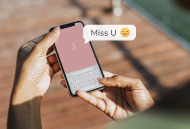 Siyah kadın telefonuna mesaj atıyor