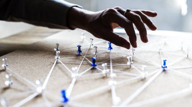 İtme pimleri etrafında bağlı dizeleri ile Kurulu