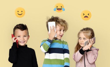 Cep telefonlarında konuşma ifadeleri olan çocuklar
