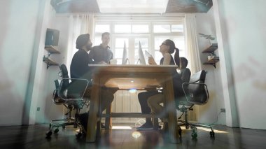 Birlikte çalışan farklı iş adamları