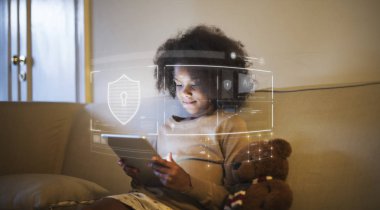 Dijital tablet kullanan genç Afrikalı çocuk