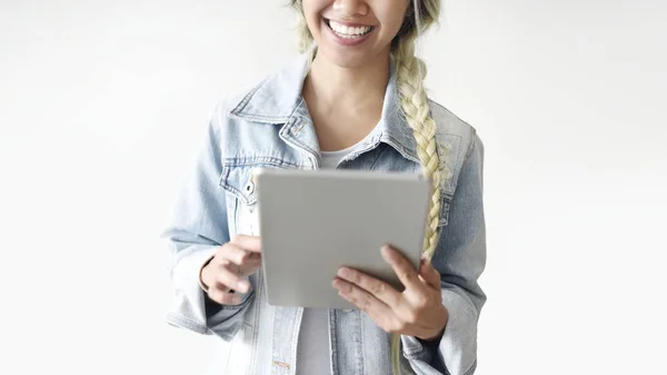 Loira Menina Asiática Com Tablet — Fotografia de Stock