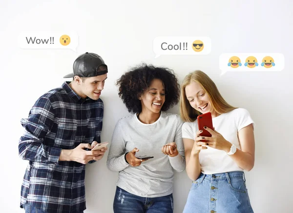 Alegre Diversos Amigos Disfrutando Jugando Sus Teléfonos Celulares — Foto de Stock