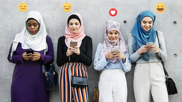 Молодые Исламские Девушки Играют Своими Смартфонами — стоковое фото