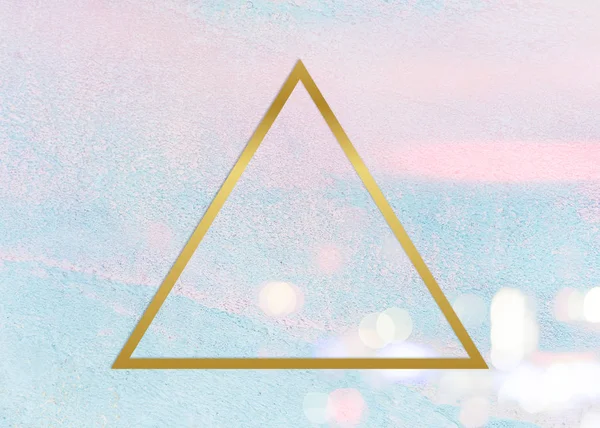 Triangolo Cornice Oro Uno Sfondo Rosa Pastello Blu Cemento Strutturato — Foto Stock