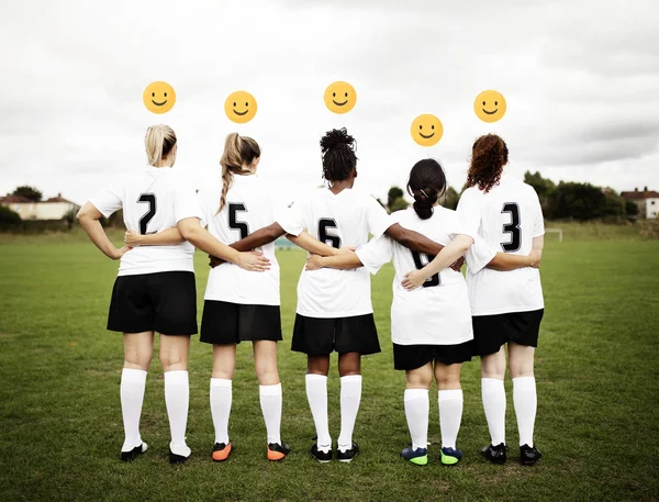 Kobiety Piłkarzyki Emotikonami Stojąc Razem — Zdjęcie stockowe