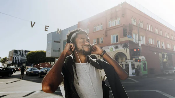 Joven Disfrutando Música Mientras Camina Por Las Calles —  Fotos de Stock