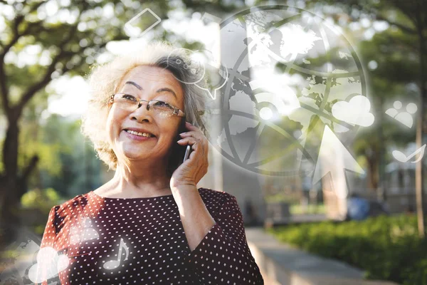 Ältere Asiatische Frau Telefoniert Einem Park — Stockfoto