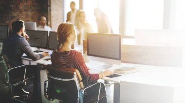 Ofisteki masalarında çalışan çalışanlar