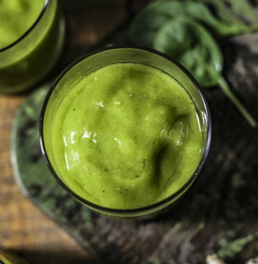 Vejetaryen ıspanak ve zencefil güler yüzlü içki