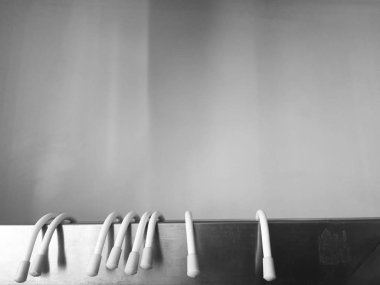 Gümüş bir raf plastik askı