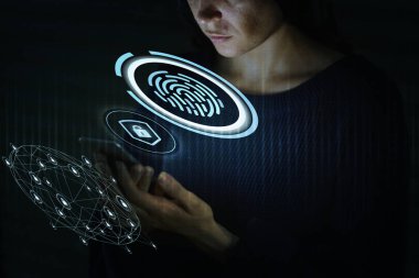 Cep telefonunun kilidini açmak için parmak izi taramayı kullanan kadın